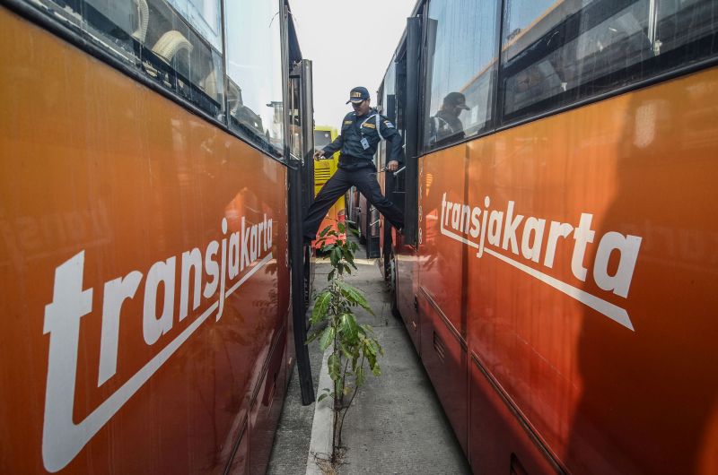 Petugas keamanan mengecek kondisi Bus Transjakarta yang terparkir di Terminal Pulogadung, Jakarta Timur, Jumat (23/8/2019)./Foto Antara/Fakhri Hermansyah.