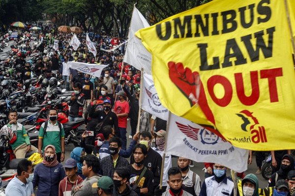 Massa penolak UU Cipta Kerja saat berunjuk rasa di depan Kantor Pemkab Bogor Jabar, Kamis (8/10/2020). Foto Antara/Yulius Satria Wijaya.
