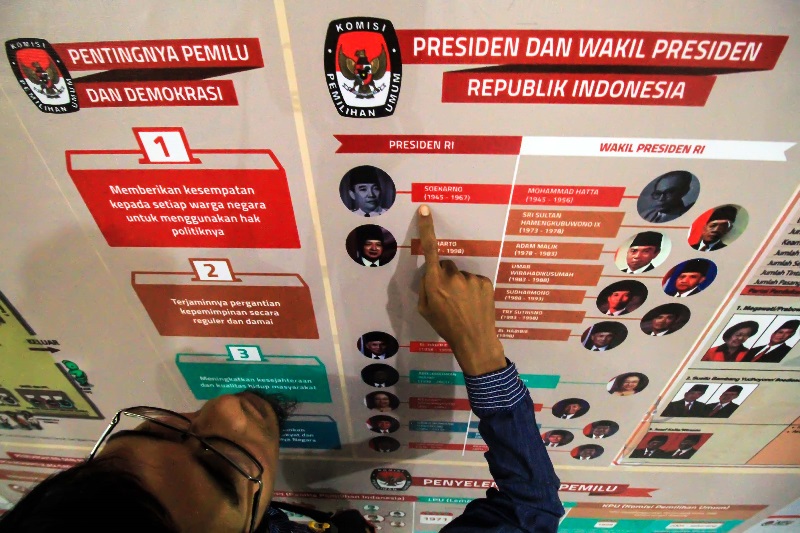 Seorang warga melihat urutan mantan Presiden dan Wakil Presiden Republik Indonesia di Rumah Pintar Pemilu, Komisi Independen Pemilihan Aceh Utara, Aceh, Rabu Jumat (17/11/2018)./Foto Antara/Rahmad