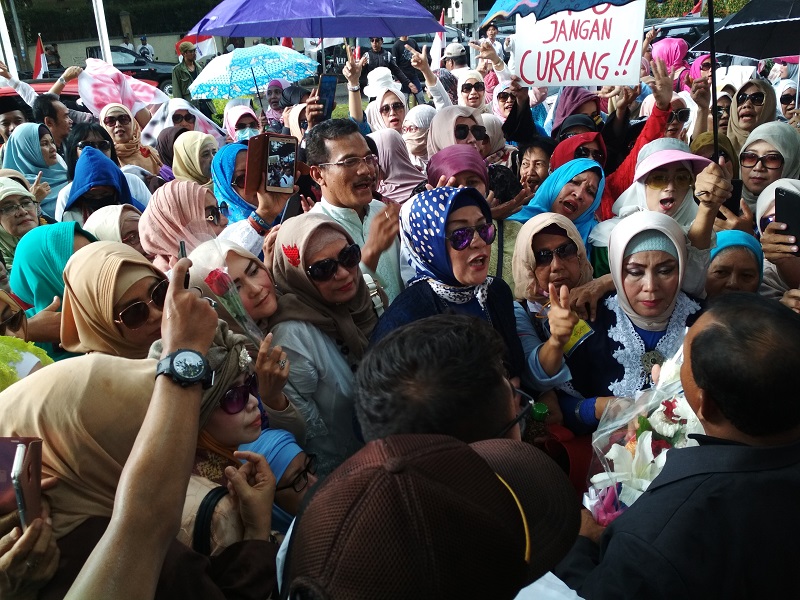 Kelompok Barisan Emak-emak Militan (BEM) pendukung Prabowo Subianto-Sandiaga Uno pada Pilpres 2019 menggelar aksi unjuk rasa di kantor Komisi Pemilihan Umum (KPU), Jakarta, Minggu (21/4/2019). Alinea.id/Nanda Aria