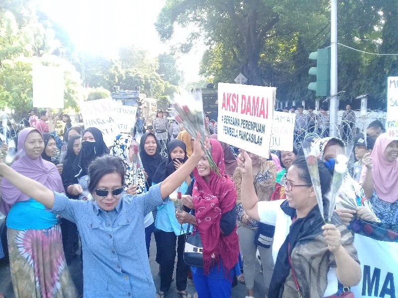 Aksi damai emak-emak di Jalan HOS Tjokroaminoto, Jakarta Pusat, dekat kantor Komisi Pemilihan Umum (KPU), Rabu (22/5/2019). Alinea.id/Achmad Al Fiqri.