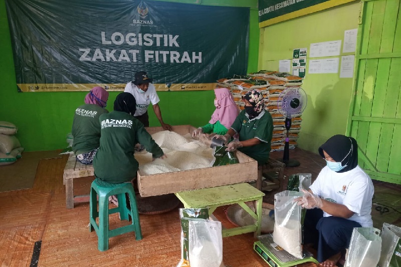 Petugas Badan Amil Zakat Nasional (Baznas) tengah melakukan proses pengadaan serta pendistribusian beras zakat fitrah./Foto baznas.go.id