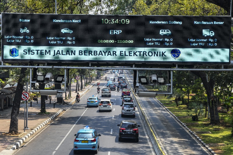 Kendaraan melintas di bawah ERP di Jalan Medan Merdeka Barat, Jakarta, Rabu (11/9/2019). Foto Antara//Galih Pradipta
