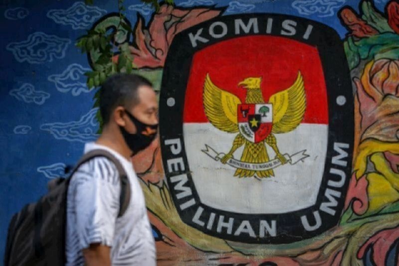 Warga melintas di depan mural bertema pemilihan umum di kawasan Pasar Anyar, Kota Tangerang, Banten, Kamis (7/5/2020)./Foto Antara/Fauzan