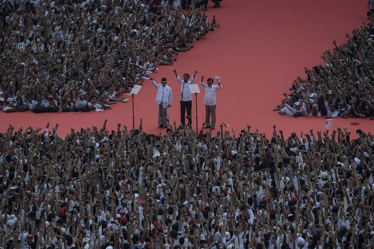 Pasangan Capres dan Cawapres Joko Widodo (tengah depan)-Ma'ruf Amin (kiri depan) didampingi ketua dewan pengarah tim kampanye nasional Jokowi-Ma'ruf Amin, Jusuf Kalla (kanan depan), serta tokoh politik lainnya berorasi di hadapan para pendukung saat mengikuti Konser Putih Bersatu dalam kampanye akbar pasangan capres no urut 01 di Gelora Bung Karno (GBK), Jakarta, Sabtu (13/4/2019)./Foto Antara/Nova Wahyudi