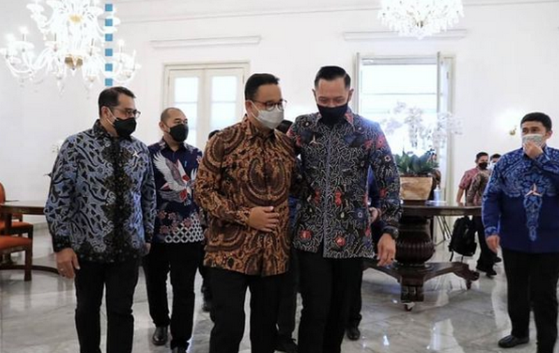 Gubernur DKI Jakarta Anies Baswedan menyambut Ketua Umum Partai Demokrat Agus Harimurti Yudhoyono di Balai Kota DKI Jakarta, Kamis (6/5/2021)/Foto instagram @aniesbaswedan