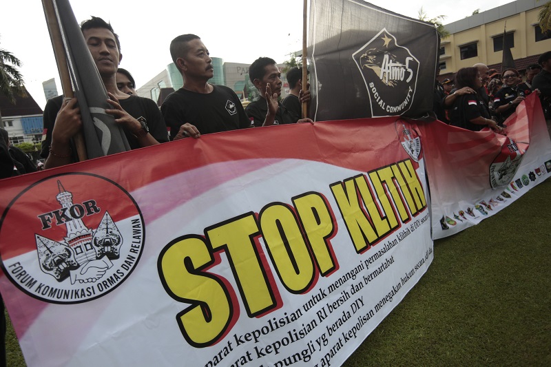  Ratusan anggota organisasi masyarakat (ormas) melakukan aksi unjuk rasa di halaman Polda DI Yogyakarta, Sleman, Yogyakarta, Senin (3/2/2020). Foto Antara.