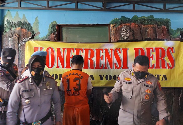 Tersangka ZS dihadirkan dalam konferensi pers tindak pidana pengeroyokan di Polsek Danurejan, Yogyakarta. Alinea.id/Anisatul Umah