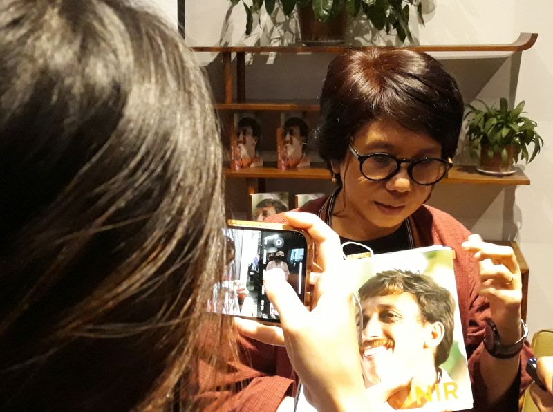 Istri aktivis hak asasi manusia (HAM) Munir, Suciwati, menunjukkan foto Munir usai peluncuran buku Mencintai Munir di bilangan Kemang, Jakarta Selatan, Rabu (14/9/2022). Buku biografi Munir itu ditulis Suciwati sejak awal Juli 2021 dan selesai pada Juli 2022. Alinea.id/Akbar Ridwan.