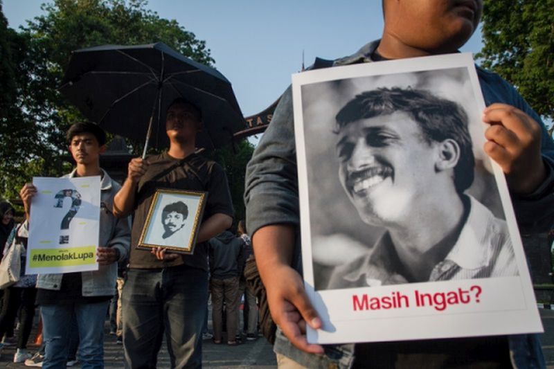 Mahasiswa melakukan unjuk rasa dengan membawa foto almarhum aktivis hak asasi manusia (HAM) Munir Said Thalib di Kampus UNS, Solo, Jawa Tengah, Selasa (10/9/2019)./Foto Antara/Mohammad Ayudha.