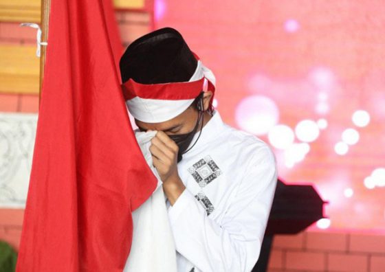 Seorang narapidana terorisme (napiter) mencium bendera merah putih, yang merupakan bagian dari program deradikalisasi./Foto Antara