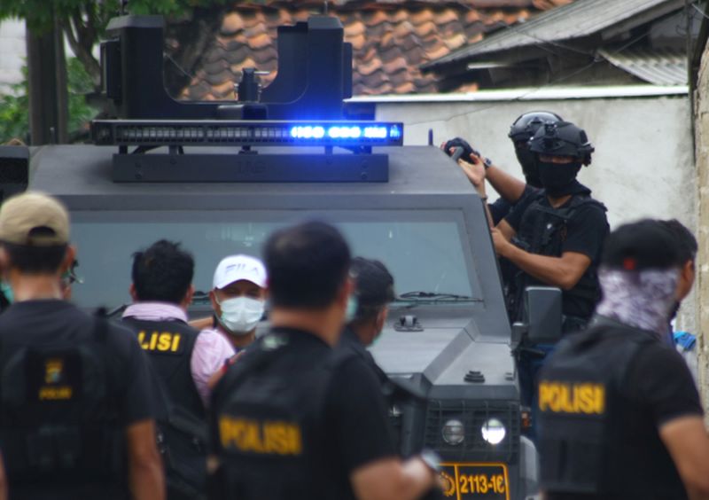 Sejumlah anggota Densus 88 menjaga ketat kendaraan taktis yang membawa tiga orang terduga teroris setelah penggerebekan di Gempol, Tangerang, Banten, Rabu (16/5/2018) /Antara Foto/Muhammad Iqbal
