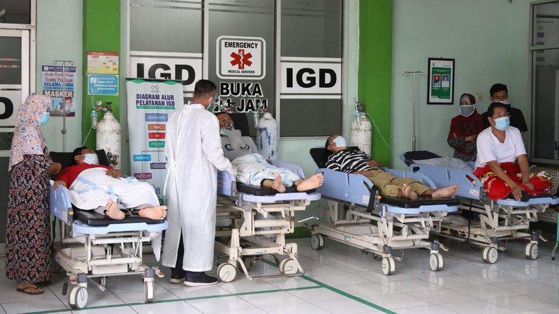 Pasien positif Covid-19 terpaksa dirawat di depan Ruang IGD lantaran tidak ada kamar kosong di RSUD Kartini, Kabupaten Jepara, Jateng, Selasa (15/6/2021). Foto dokumentasi Pemprov Jateng 