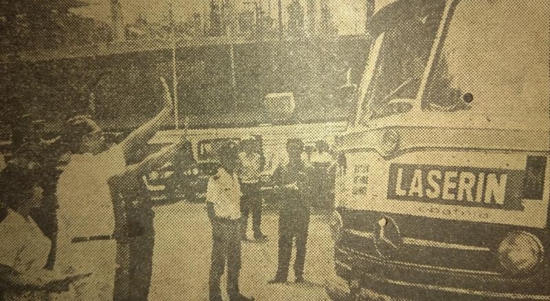 Gubernur DKI Jakarta Ali Sadikin menyetop bus pertama yang masuk ke terminal bus Lapangan Banteng, Jakarta, yang baru selesai dibangun./Foto Selecta, 25 des 1967