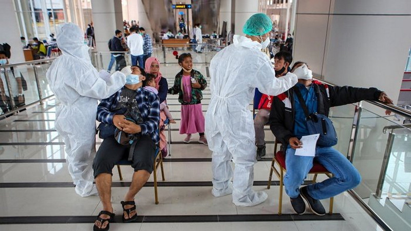 Calon penumpang pesawat mengikuti tes cepat antigen di Terminal 2 Bandara Soekarno-Hatta, Tangerang, Banten, Selasa (22/12/2020). Foto Antara/Fauzan.