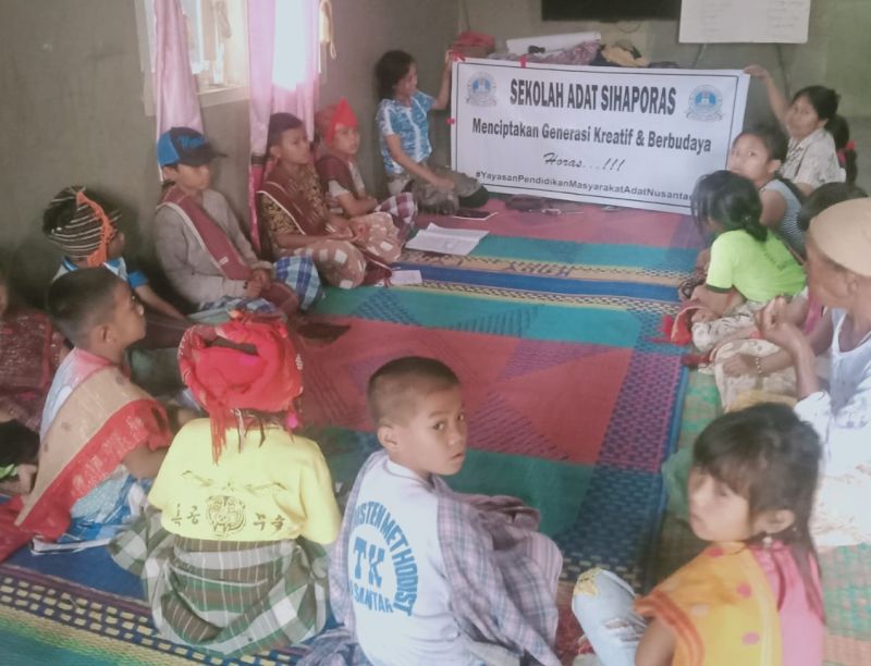Aktivitas belajar mengajar di sekolah adat Sihaporas, Simalungun, Sumatera Utara. Foto dok. Risnan Ambarita.
