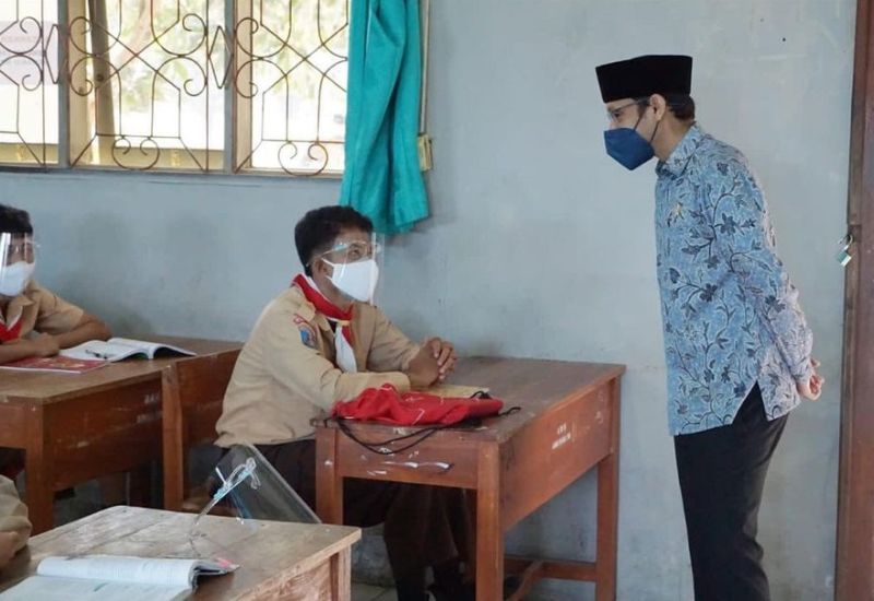 Mendikbud Ristek Nadiem Makarim meninjau pembelajaran tatap muka (PTM) terbatas di SMAN 19 Balaraja, Tangerang, Banten, Jumat (17/9/2021)./Foto widji75/yus_pj80/Instagram kemdukbud.ri