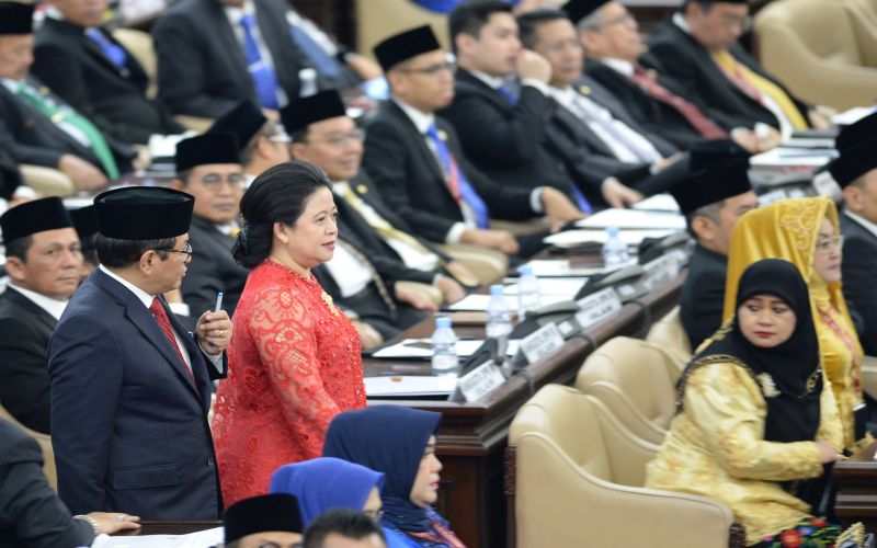 Sekretaris Kabinet Pramono Anung (kiri) bersama anggota Dewan Perwakilan Rakyat (DPR) periode 2019-2024 Puan Maharani (kedua kiri) tiba sebelum pelantikan di Ruang Rapat Paripurna, Kompleks Parlemen, Senayan, Jakarta, Selasa (1/10/2019). /Foto Antara//M Risyal Hidayat 