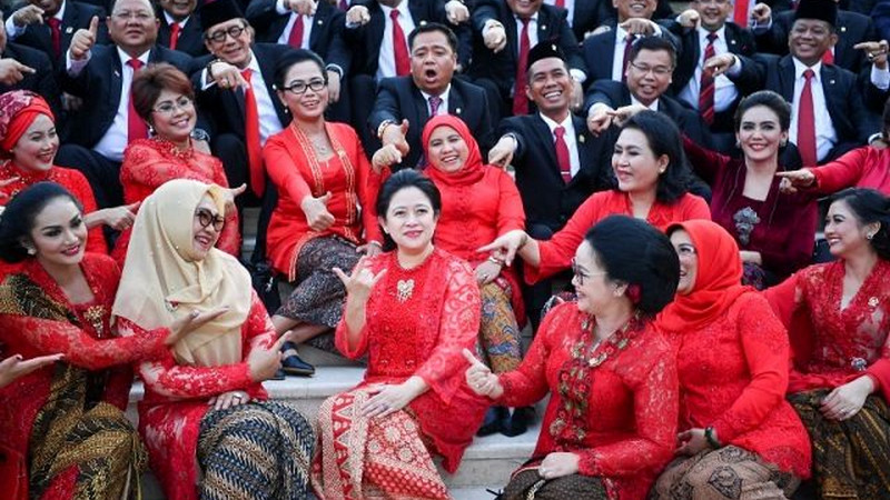  Puan Maharani (tengah), foto bersama anggota fraksi PDI-P DPR 2019-2024 di Kompleks Parlemen, Jakarta, usai pelantikan Puan sebagai Ketua DPR, Selasa (1/10/2019)./Foto Antara/Nova Wahyudi