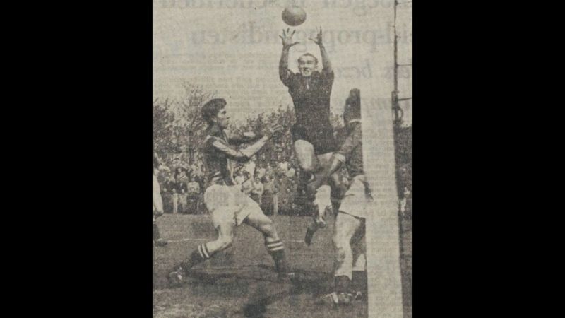 Arnold van der Vin memetik bola saat membela klub Fortuna 54 di Liga Belanda./Foto de Volkskrant, 16 Mei 1955 	