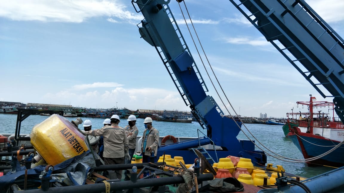 Peneliti Badan Pengkajian dan Penerapan Teknologi (BPPT) menguji coba buoy untuk deteksi dini tsunami. /Foto dok. BPPT
