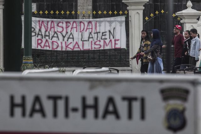 Sebuah spanduk berisi imbauan menolak radikalisme dan terorisme terbentang di Jl. Malioboro, Yogyakarta. /Antara Foto