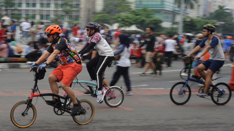 Masyarakat bersepeda saat Hari Bebas Kendaraan Bermotor di kawasan Bundaran HI, DKI Jakarta. /Foto Antara
