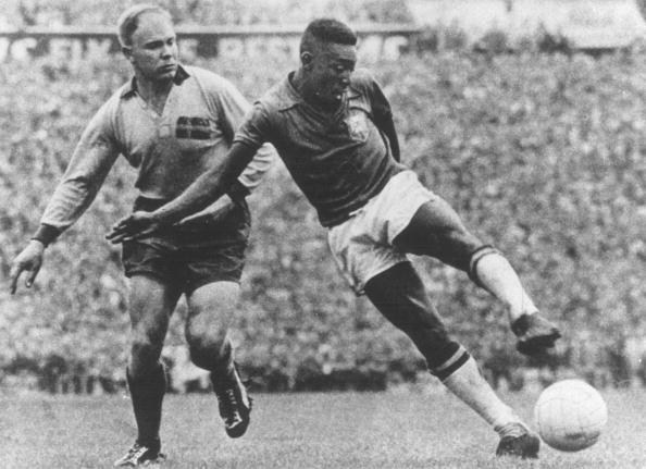 Penyerang Brasil, Pele, menghindari hadangan bek Swedia dalam laga final Piala Dunia 1958. /Foto Wikimedia Commons