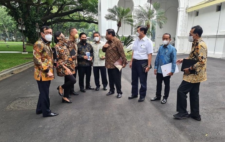 Sejumlah menteri Kabinet Indonesia Maju berbincang jelang rapat paripurna di Kantor Presiden, Jakarta Pusat, 30 Desember 2021. /Foto Instagram @airlanggahartarto_official