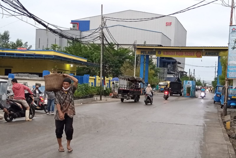 Sejumlah kendaraan melintasi gerbang Pelabuhan Muara Angke, Pluit, Penjaringan, Jakarta Utara, Sabtu (27/11). Alinea.id/Kudus Purnomo Wahidin