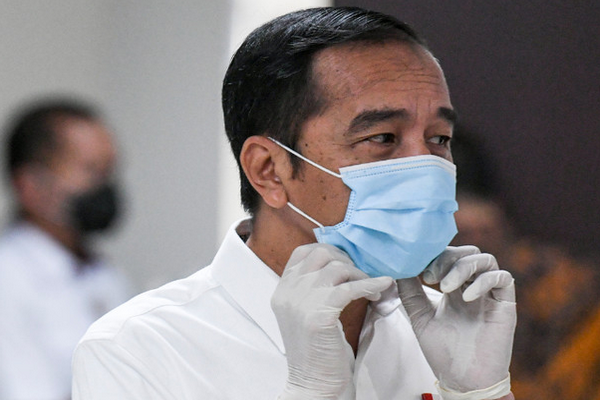 Presiden Joko Widodo menggunakan masker saat meninjau RSD Covid-19 Wisma Atlet Kemayoran, Jakarta. /Foto Antara/Hafidz Mubarak.