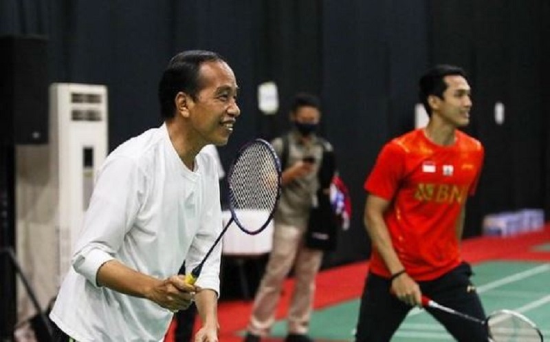 Presiden Joko Widodo (Jokowi) bermain bulu tangkis. Foto Instagram @jonatanchristieofficial