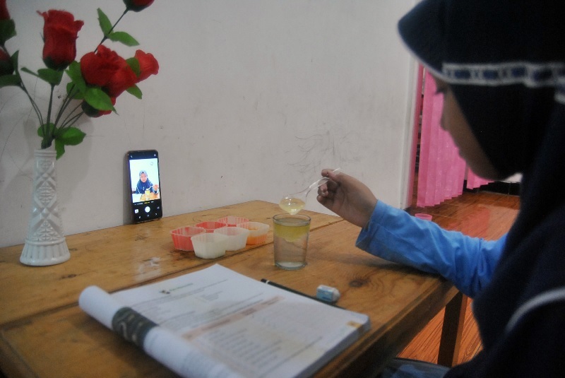 Seorang siswa SD mengerjakan ulangan praktek mata pelajaran IPA tentang Identifikasi Sifat Campuran melalui media daring di rumahnya, Desa Laladon, Ciomas, Kabupaten Bogor, Jawa Barat, Senin (11/5/2020).Foto Antara/Arif Firmansyah.