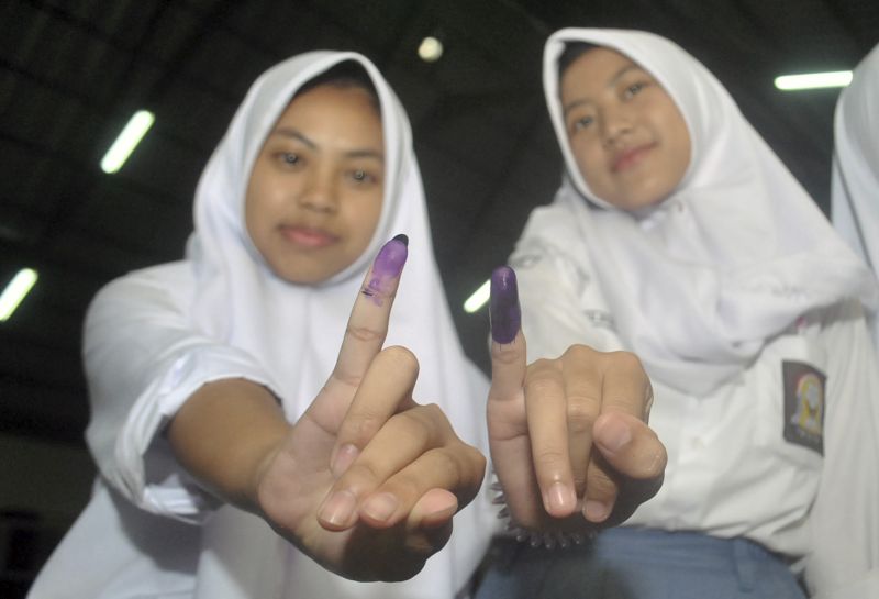  Siswa SMA menunjukkan jarinya usai menggunakan hak pilih saat pemilihan OSIS dalam KPU Goes To School di SMAN 7, Tegal Gundil, Kota Bogor, Jawa Barat, Jum'at (2/11/2018)./Foto Antara/Arif Firmansyah