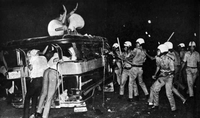 Polisi Filipina memburu pelajar dan mahasiswa yang terlibat dalam salah satu aksi demonstrasi menentang rezim Ferdinand Marcos pada dekade 1970-an. /Foto dok The First Quarter Storm Library