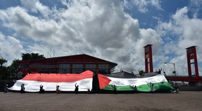 Ilustrasi bendera Indonesia dan Palestina. /Foto Antara
