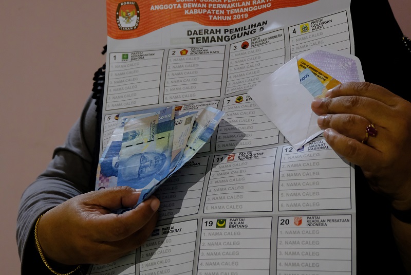 Petugas menunjukkan sejumlah barang bukti dugaan politik uang pada Pemilu 2019 di kantor Bawaslu Temanggung, Jawa Tengah, Selasa (16/4/2019). /Antara Foto