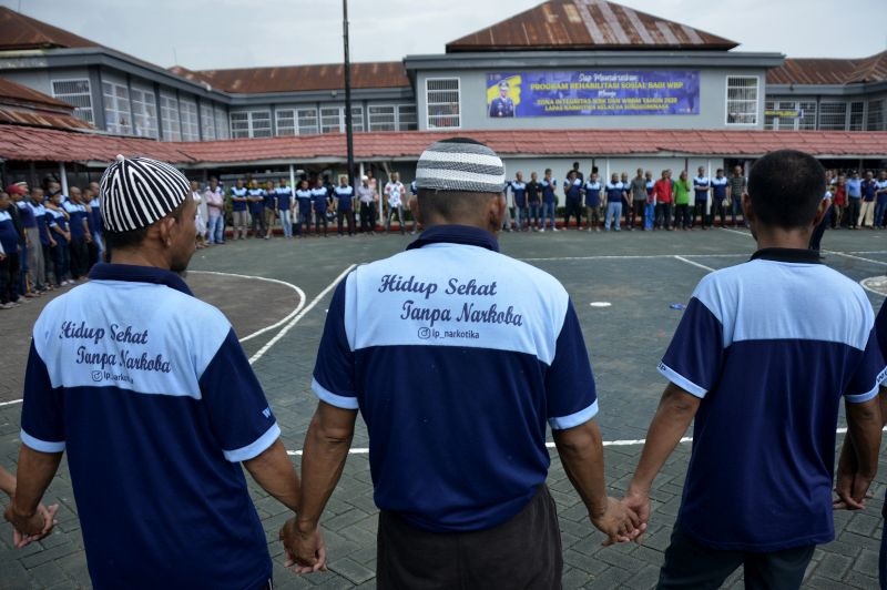 Sejumlah tahanan narkoba saling berpegangan tangan saat mendeklarasikan gerakan anti narkoba pada sosialisasi dan penyuluhan anti narkoba di Lembaga Pemasyarakatan (Lapas) Bollangi, Kabupaten Gowa, Sulawesi Selatan, Rabu (12/2/2020). /Foto Antara