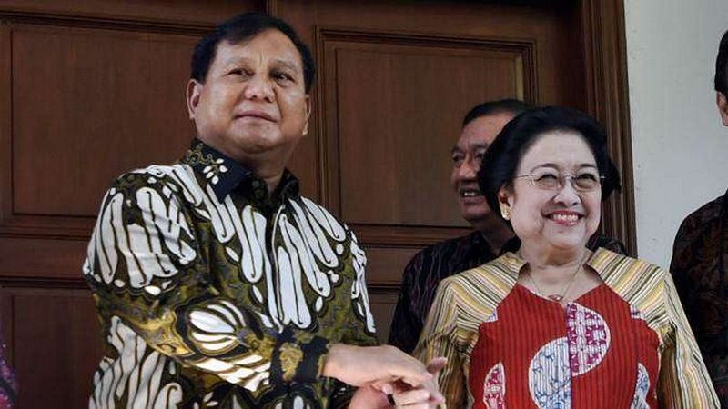 Ketua Umum PDIP, Megawati Soekarnoputri (kanan), menerima Ketua Umum Partai Gerindra, Prabowo Subianto, di kediamannya, Jalan Teuku Umar, Jakarta, pada Rabu (24/7/2019)./Foto Antara/Puspa Perwitasari.
