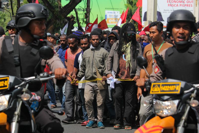 Polisi bersiaga saat unjuk rasa sekelompok orang yang menamakan diri Aliansi Mahasiswa Papua di Jalan Pemuda, Surabaya, Jawa Timur, Sabtu (1/12). /Antara Foto