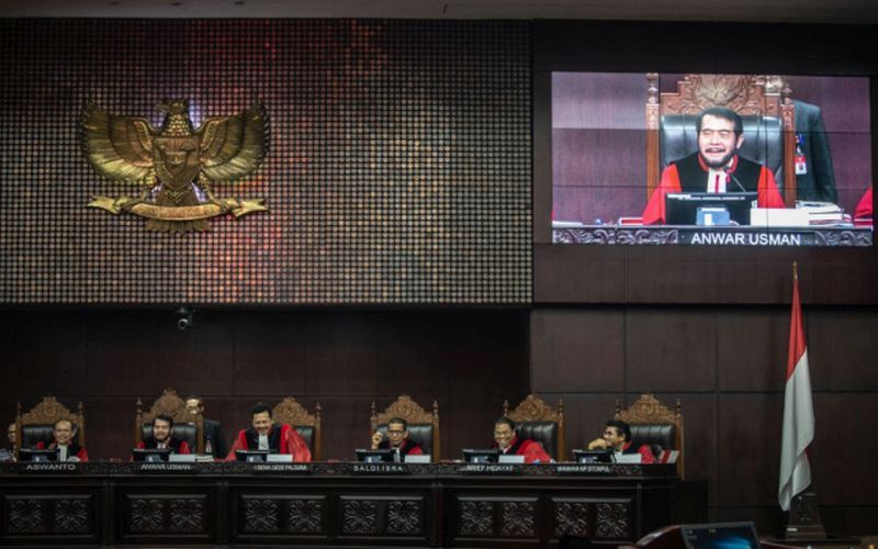 Ketua Majelis Hakim Mahkamah Konstitusi Anwar Usman (kedua kiri) bersama hakim konstitusi lainnya sidang Perselisihan Hasil Pemilihan Umum (PHPU) presiden dan wakil presiden di Gedung Mahkamah Konstitusi, Jakarta, Jumat (21/62019). /Antara Foto