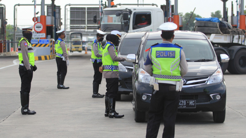 Personel Polresta Cirebon memeriksa kendaraan yang melintas di pintu Tol Cipali Palimanan, Cirebon, Jabar, Rabu (13/5/2020). Foto Antara/Dedhez Anggara.