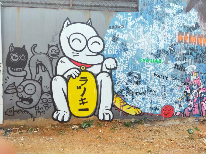 Mural bergambar kucing dengan celengan karya seniman Popo. Foto Alinea.id/Khudori.