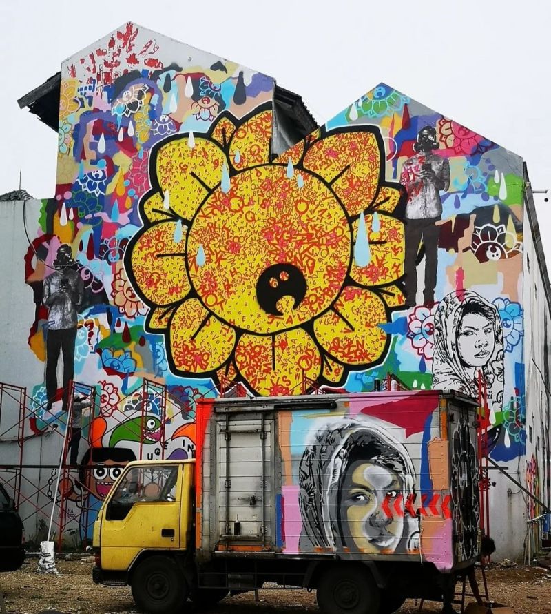 Mural dengan gambar bunga teratai raksasa sebagai pusat. Foto dokumentasi Bujangan Urban.