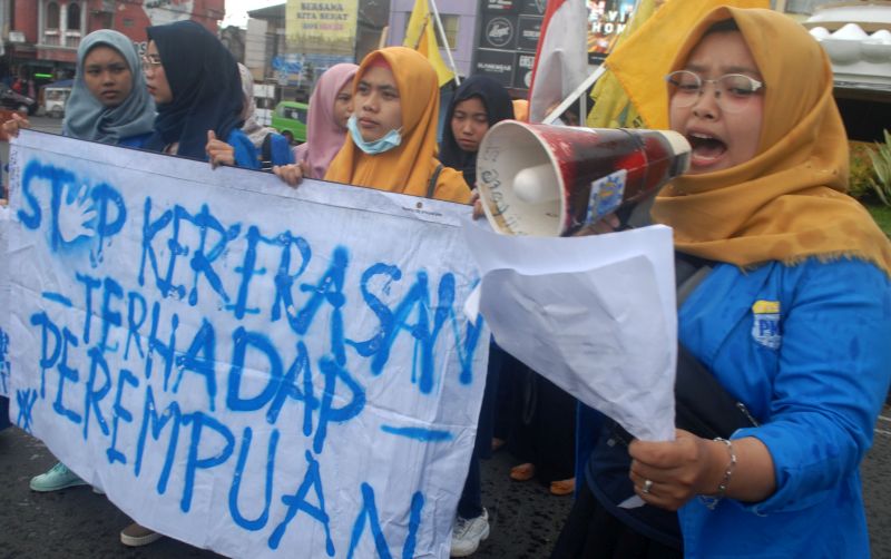 Mahasiswi berorasi saat unjuk rasa damai bertajuk ''Stop Kekerasan Terhadap Perempuan'' di Bundaran Tugu Adipura, Sukabumi, Jawa Barat, Senin (26/11). /Antara Foto.