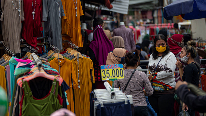 Warga berbelanja pakaian yang dijual pedagang di Jalan Jati Baru II, Tanah Abang, Jakarta, Senin (18/5/2020). Foto Antara/Aditya Pradana Putra.
