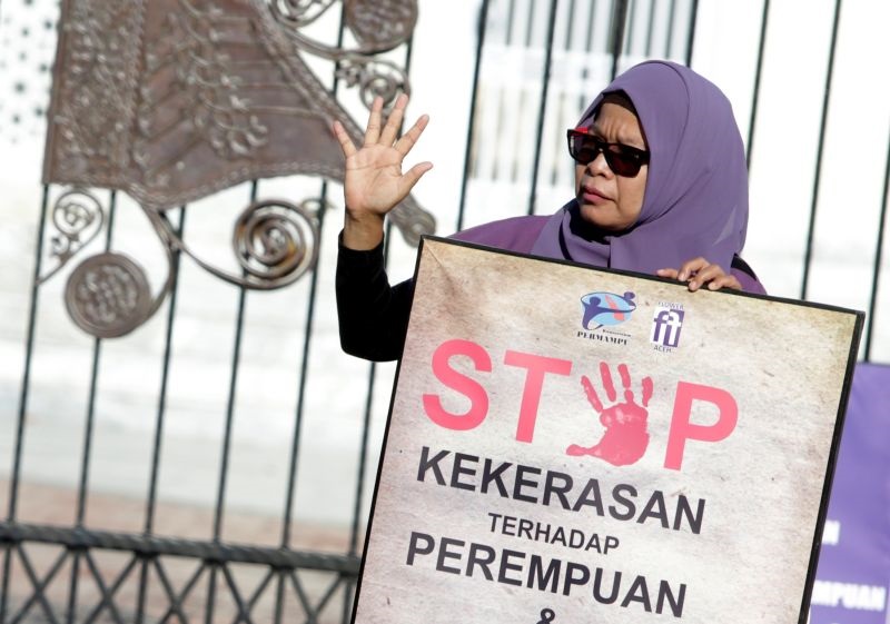 Seorang perempuan melakukan aksi unjuk rasa menentang kekerasan terhadap perempuan./Foto Antara.