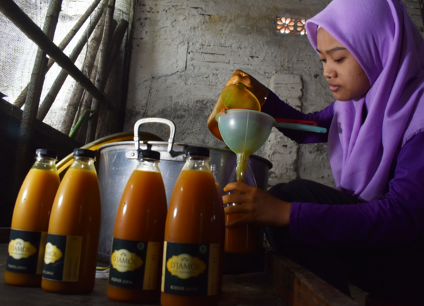 Perajin jamu menuangkan jamu cair berbahan rempah-rempah ke dalam botol di industri rumahan jamu tradisional di Kota Madiun, Jawa Timur, Kamis (5/3/2020). Foto Antara/Siswowidodo.