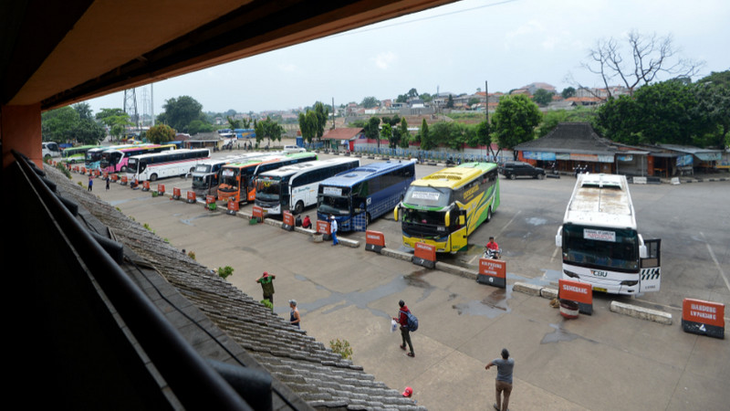 Sejumlah bus terparkir di Terminal Kampung Rambutan, Jakarta, Senin (30/3/2020). Foto Antara/Aditya Pradana Putra