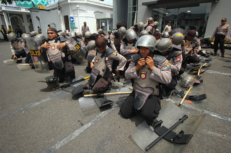 Polisi bersiap memperagakan teknik mengendalikan pengunjuk rasa di Polrestabes Surabaya, Jawa Timur, Sabtu (1/2). Foto Antara/Didik Suhartono/hp  I